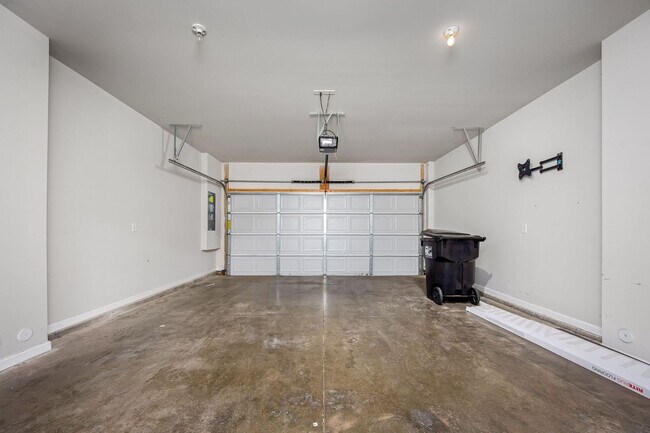 Building Photo - Luxury Townhome at the Boulevard