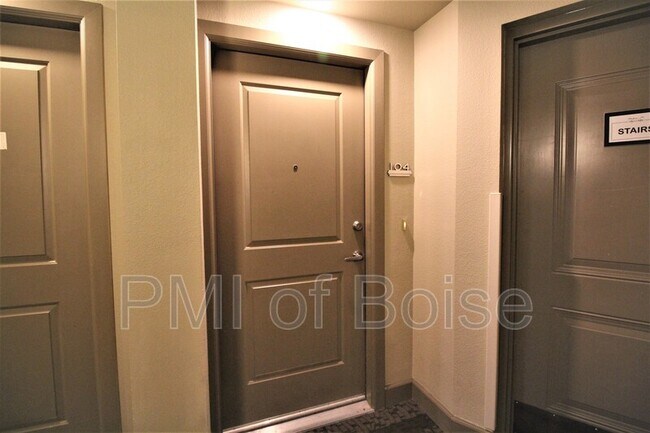 Building Photo - 406 S 13th St
