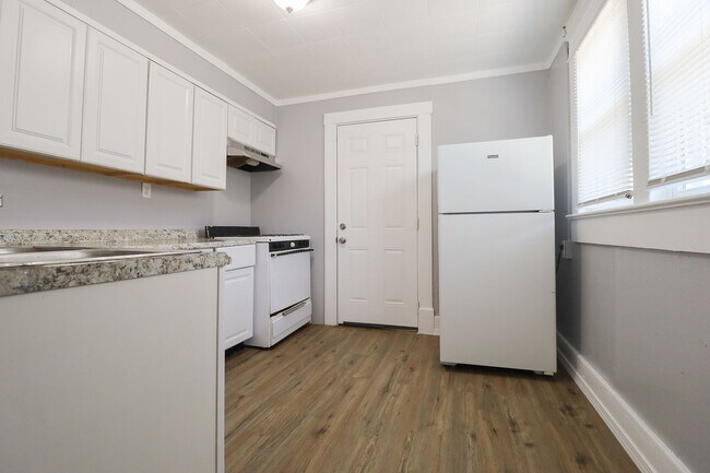 Building Photo - E 4th Street Duplex