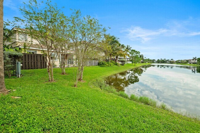 Building Photo - Spacious Waterfront 3-bedroom 3-bath Singl...
