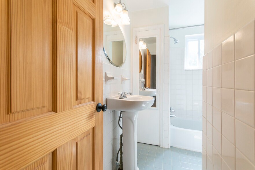 Building Photo - 527 S Lecount St