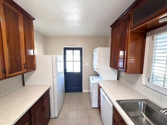 Building Photo - 5639 E Spring St