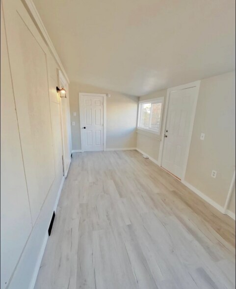 Building Photo - 1910 E 12th St