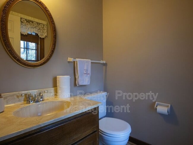 Building Photo - 4266 Roundhill Dr