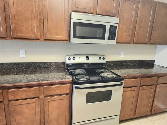 Building Photo - 412 W University Dr