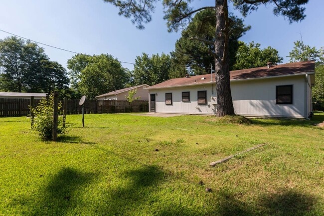 Building Photo - 10 Greenhaven Pl