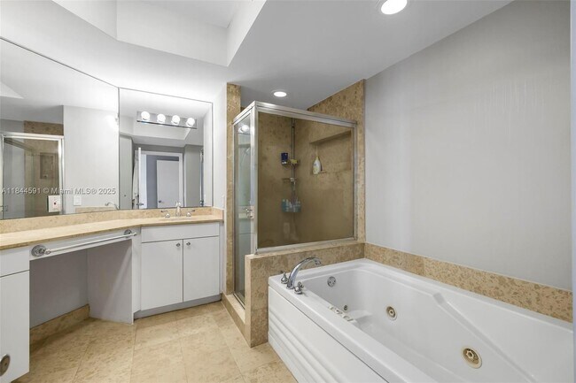 Building Photo - 4775 Collins Ave