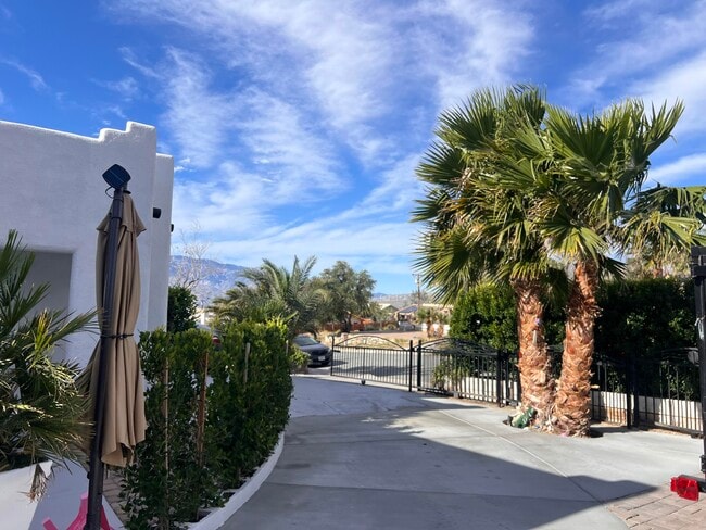 Building Photo - 9762 Palm Dr