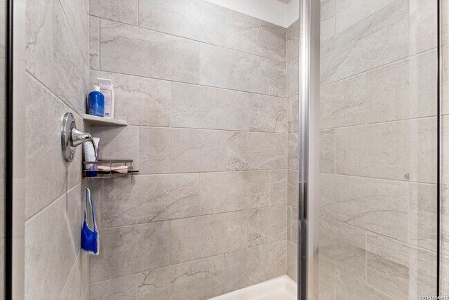 Building Photo - Charming Home Awaits: Spacious & Modern Living in a Prime Location