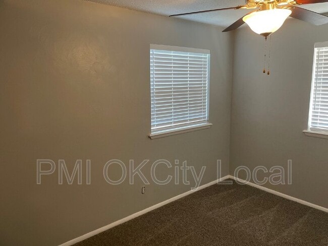 Building Photo - 3708 N Eagle Ln