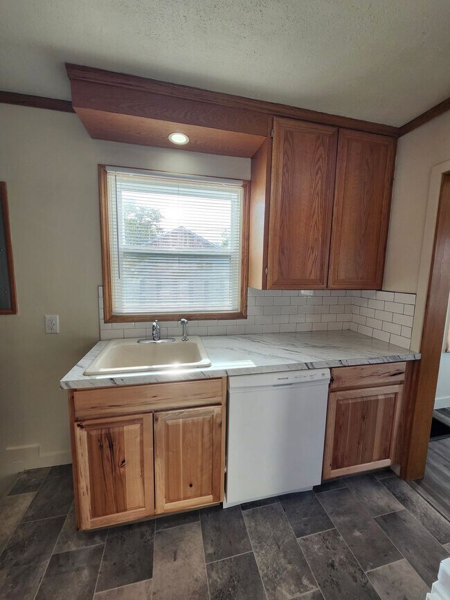 Building Photo - Pet Friendly, Fully Fenced Richland Duplex!
