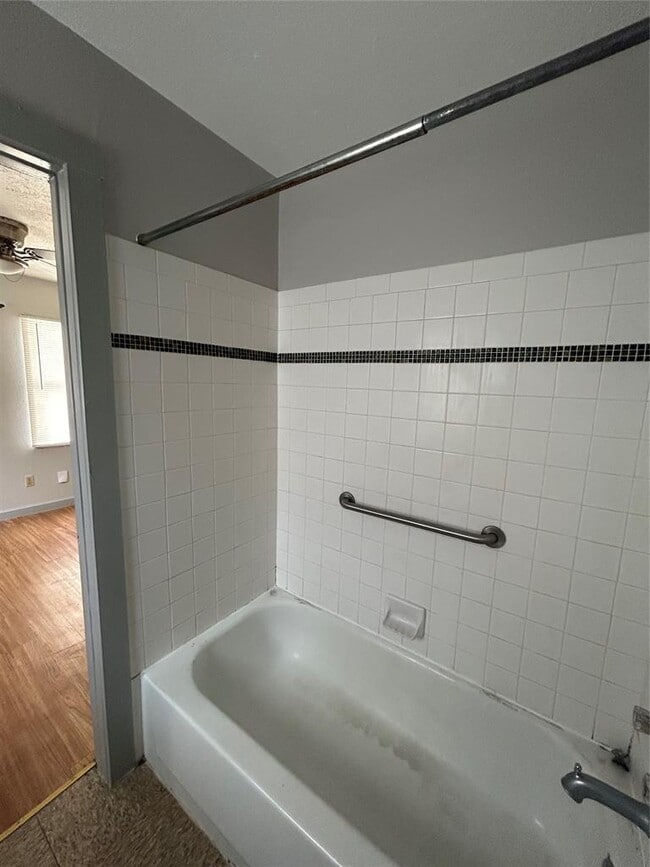 Building Photo - 1107 Pine St