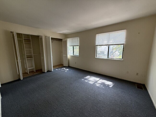 Building Photo - 3 Bedroom Townhouse at The Commons