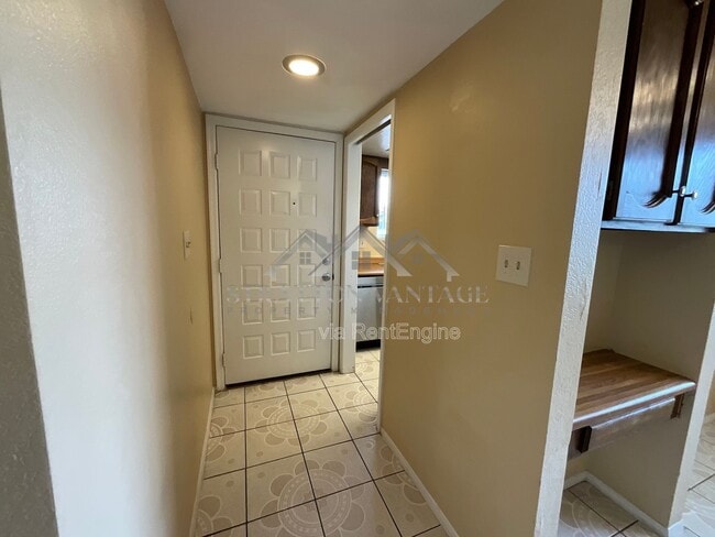 Building Photo - 405 E Bruce Ave