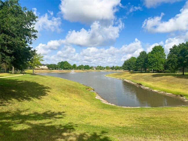 Building Photo - 7818 Lake Commons Dr