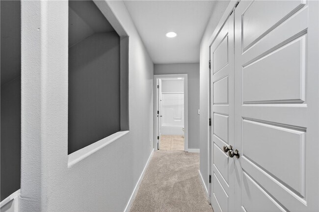 Building Photo - 2304 SW Juniper Ave