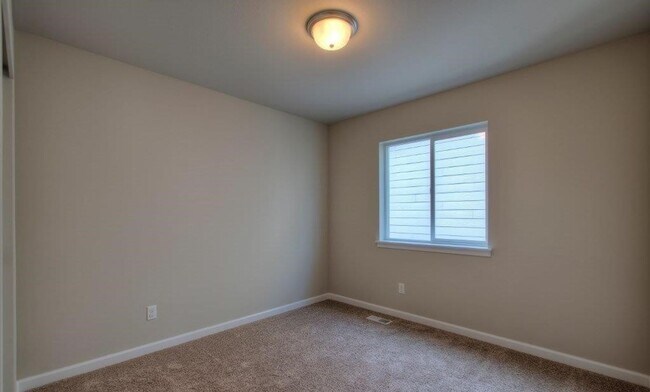 Building Photo - WELCOME HOME!!!! 5 Bedroom 2.5 Bath