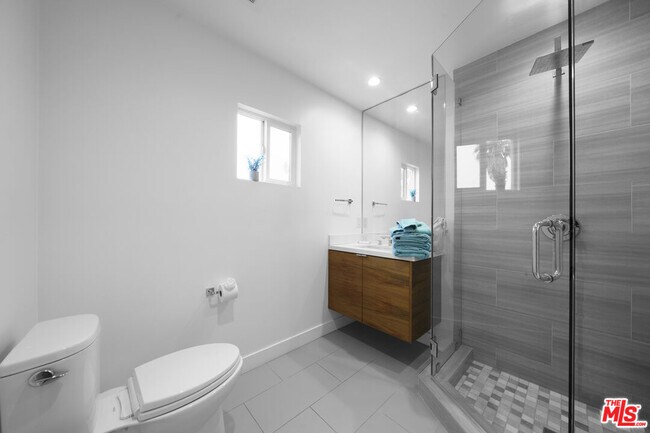 Building Photo - 848 N Las Palmas Ave