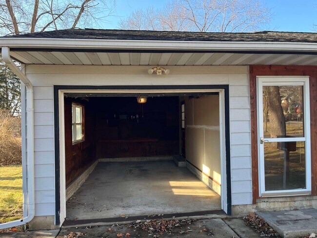 Building Photo - 6001 Queens Way