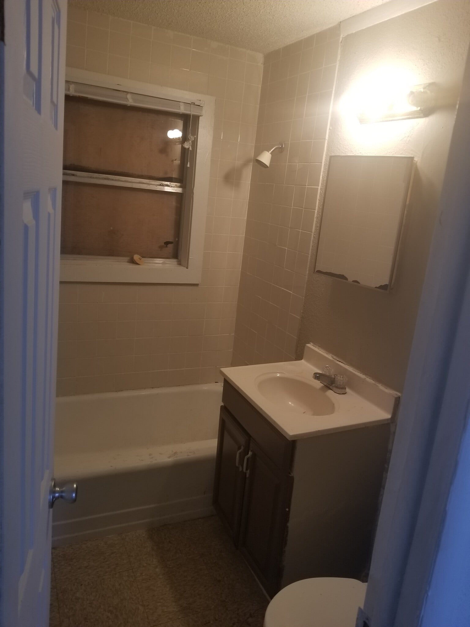 Building Photo - 230 e 52nd pl n