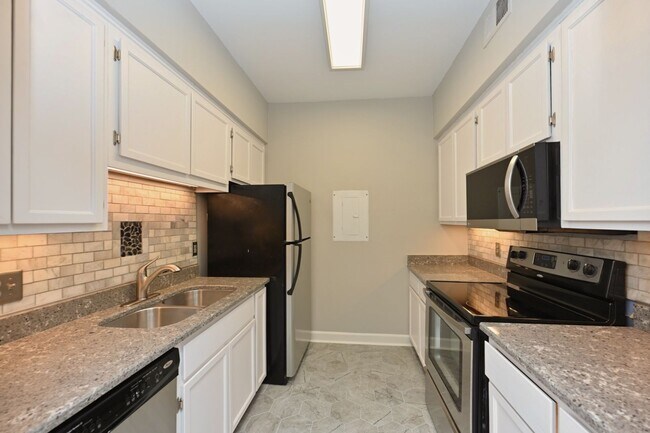 Building Photo - **UPDATED FIRST-FLOOR CONDO IN DESIRABLE P...