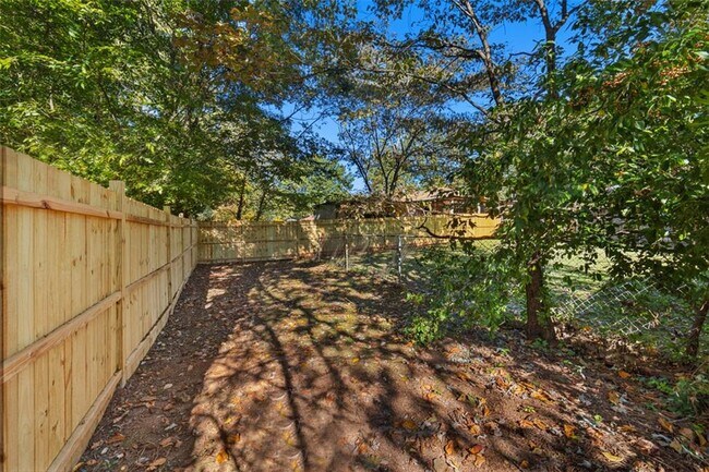 Building Photo - 1416 Woodland Hills Dr NE