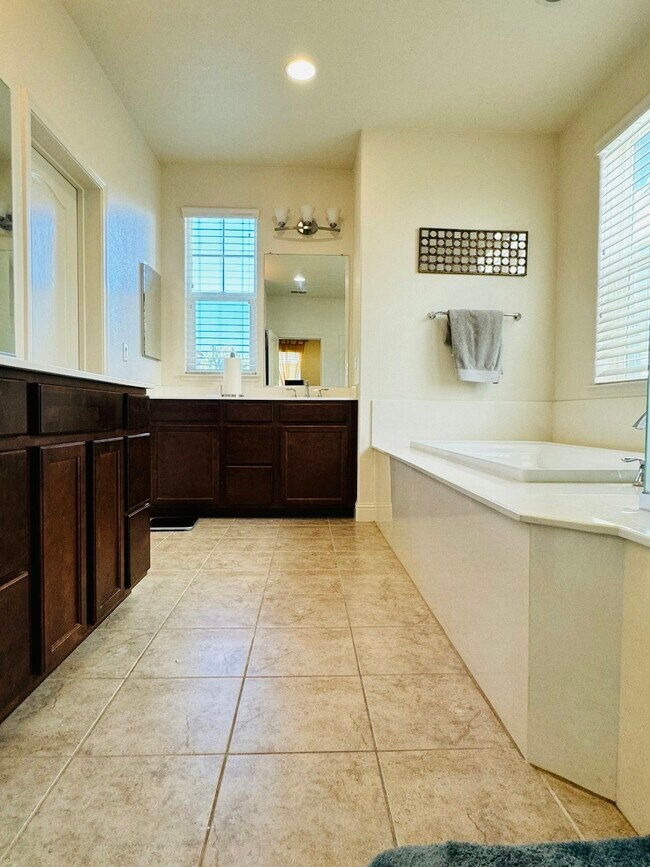 Building Photo - 3166 Vittoria Loop