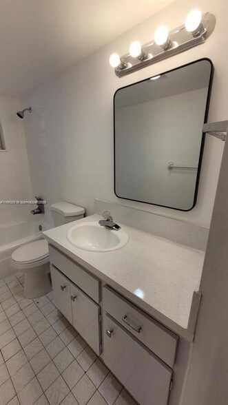 Building Photo - 445 NE 195th St