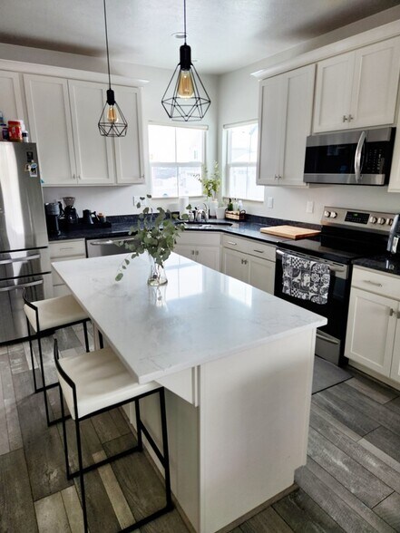Building Photo - 724 E Cami Nicole Ln