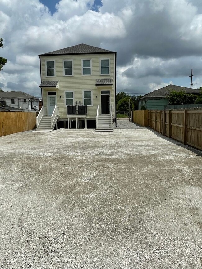 Building Photo - New 3BD/3.5BA w/ Gated Parking, great location Close to Downtown.