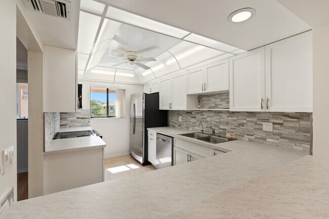 Building Photo - 6165 S Mirror Lake Dr