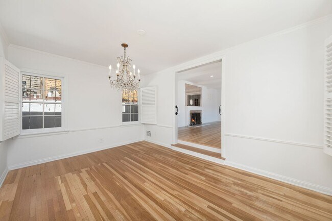 Building Photo - 1685 Sunset Plaza Dr