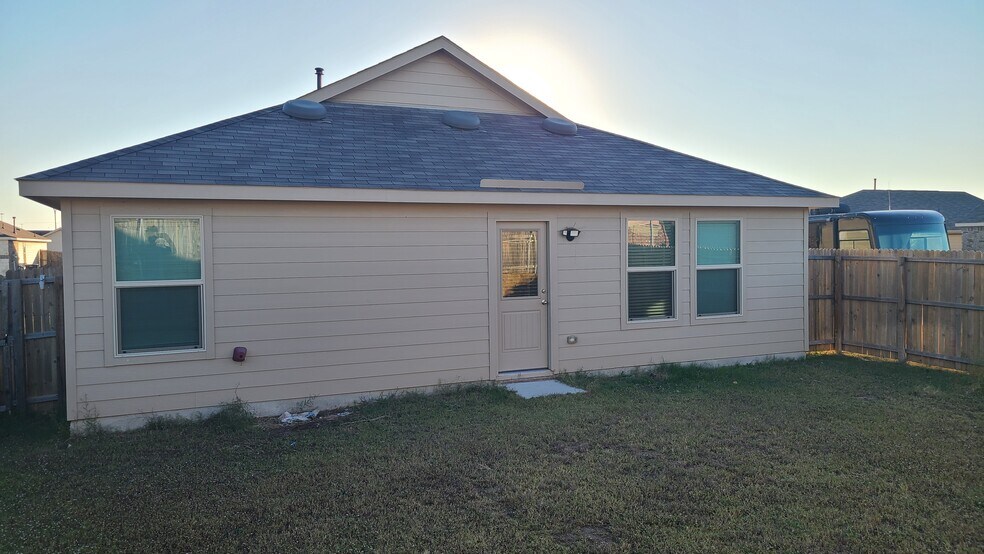 Building Photo - 14301 Saddlebred Way