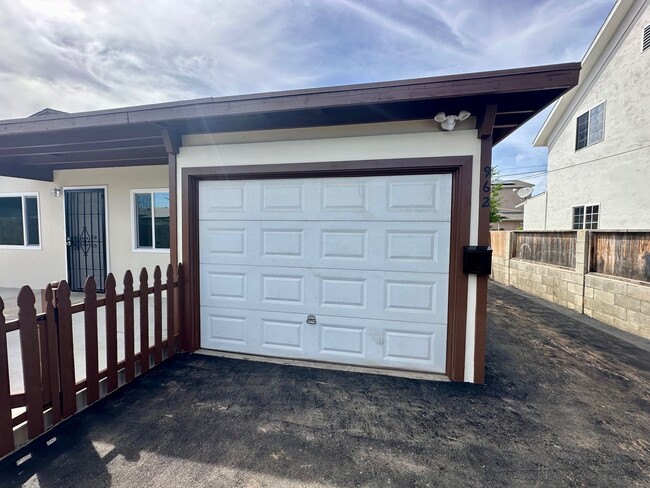 Building Photo - COMING SOON--2 bed/1 bath in IB