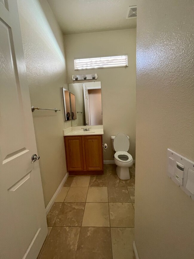 Building Photo - Apple Valley-Del Web Home, 2 Bedrooms,2 Ba...