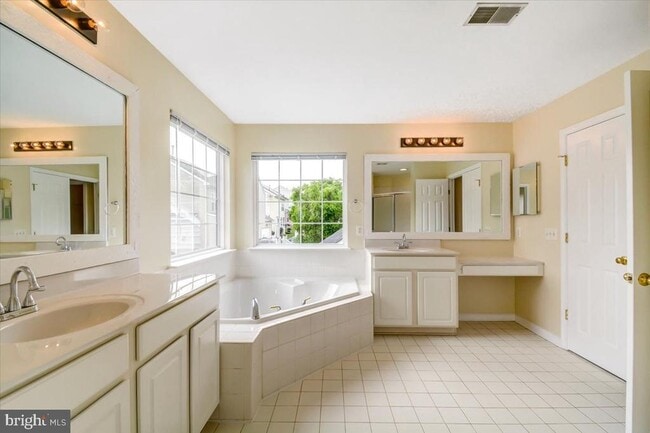 Building Photo - 240 Davis St