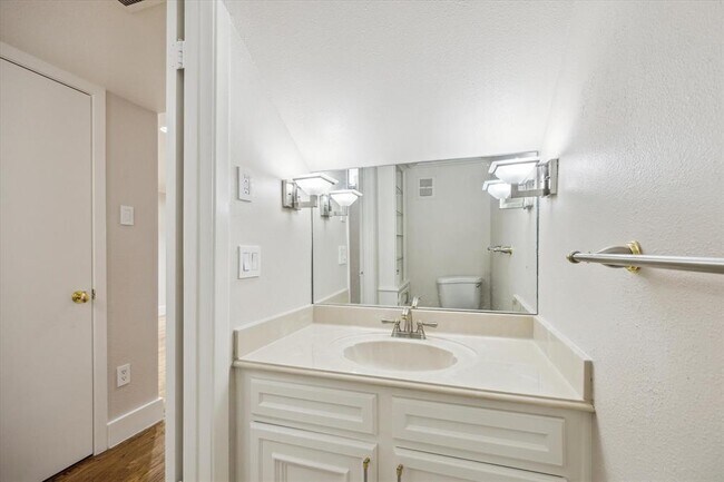 Building Photo - 8978 Chatsworth Dr