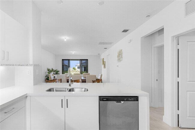Building Photo - 5061 Penella Ave