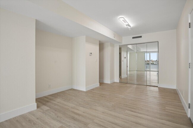 Building Photo - 511 Bayshore Dr