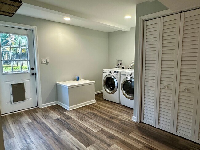 Building Photo - 5 Bedrooms 3 Bathrooms! Parking! Pets Welc...