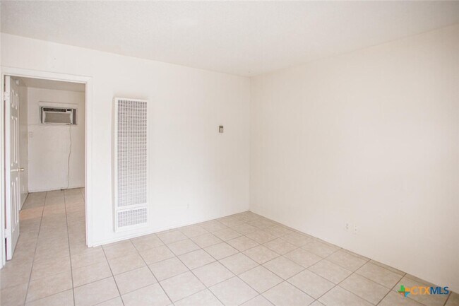 Primary Photo - 1239 N LBJ Dr