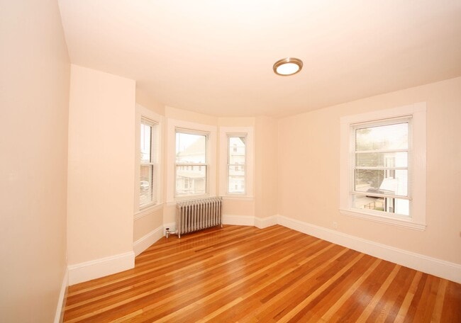 Building Photo - large 4 bed in Waltham