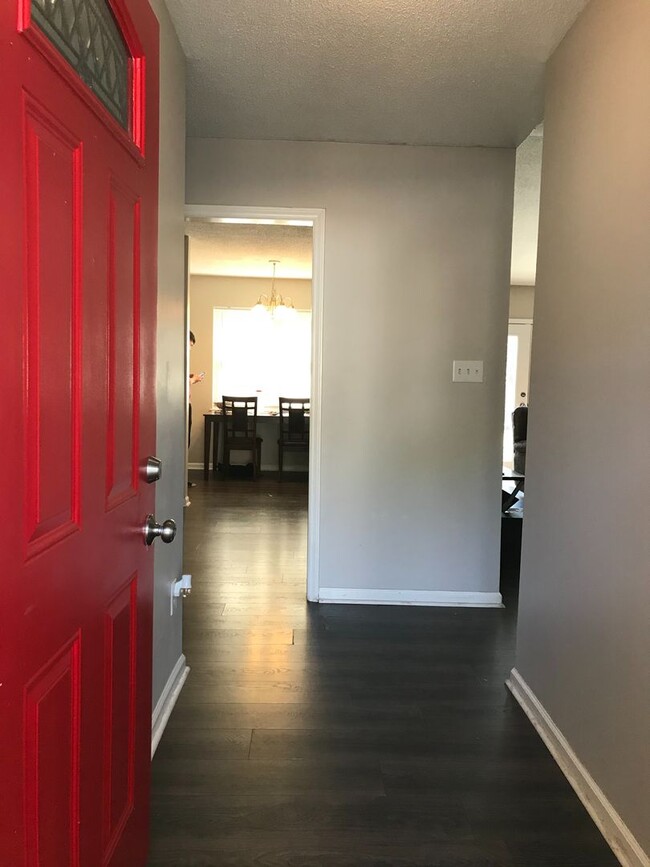 Building Photo - 3 bedroom 2 Bathroom Home in a Cul-de-sac