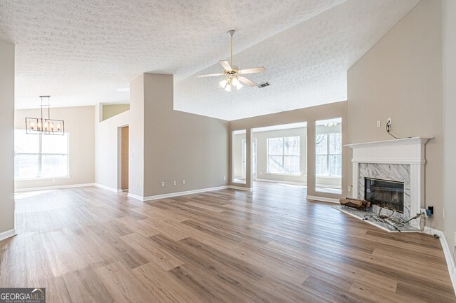 Building Photo - 5755 Lakeview Cir