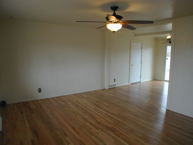 Building Photo - House For Lease