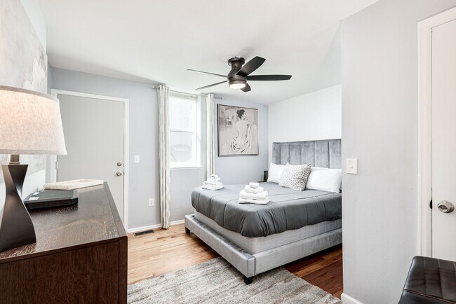 Building Photo - 2411 Tremont Pl