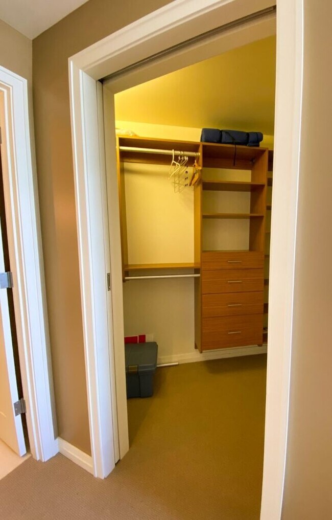 Building Photo - 1Bd/1.5BA Bellevue Condo