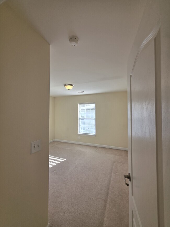 Building Photo - 1041 Fairway Ln