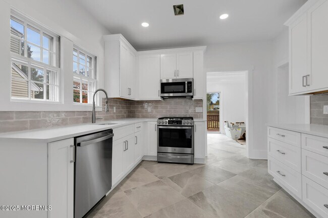 Building Photo - 18 Holly St