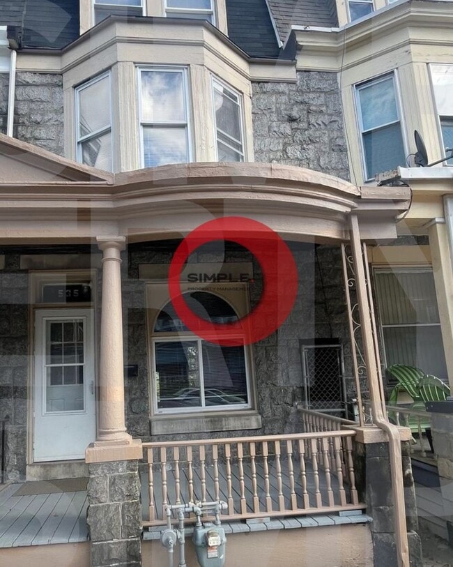 Building Photo - Great space & Location!